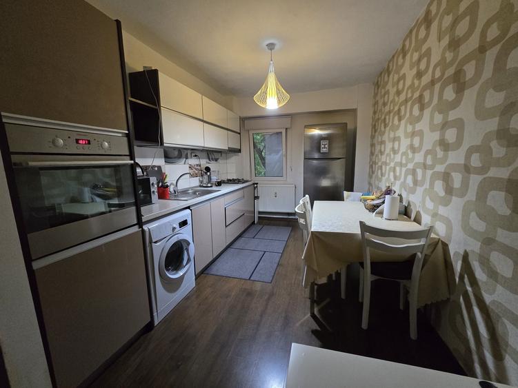 Apartament cu 3 camere decomandat, mobilat în Sebastian