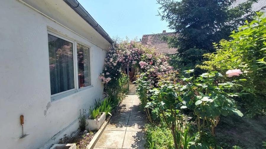 Casă cu 8 camere cu Teren 800 Mp în Central