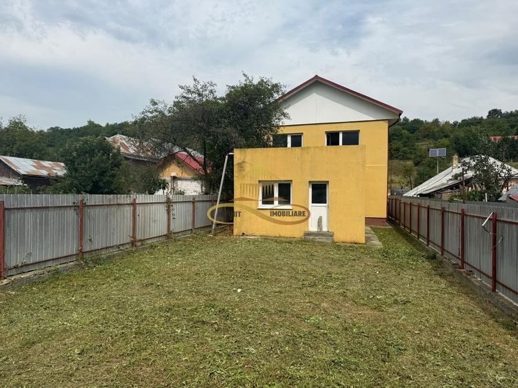 Casă individuală cu 5 camere cu Canalizare în Luncani