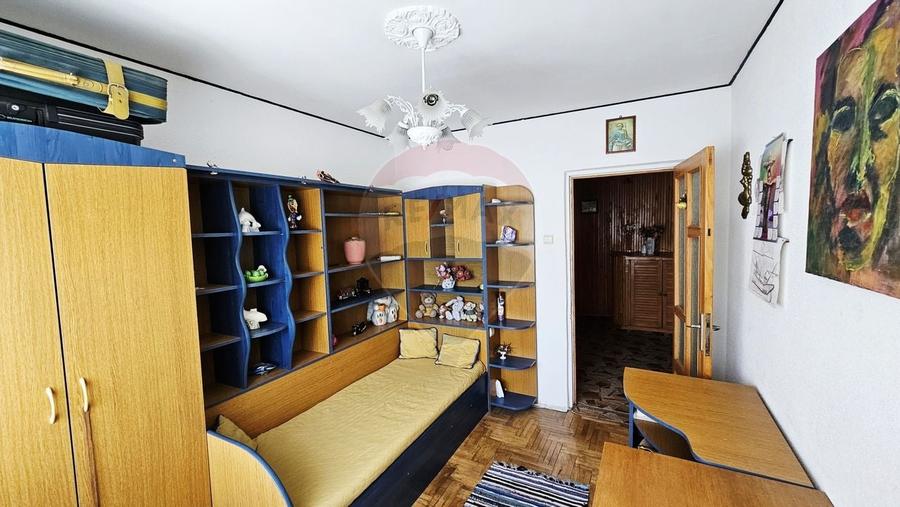 Apartament cu 4 camere decomandat, mobilat în Mărăței