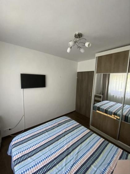 Apartament cu 4 camere semidecomandat în Runcu