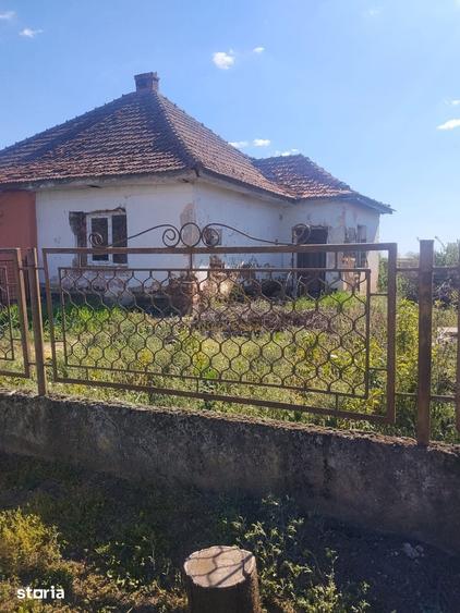 Casă cu 2 camere cu Teren 750 Mp în Santău