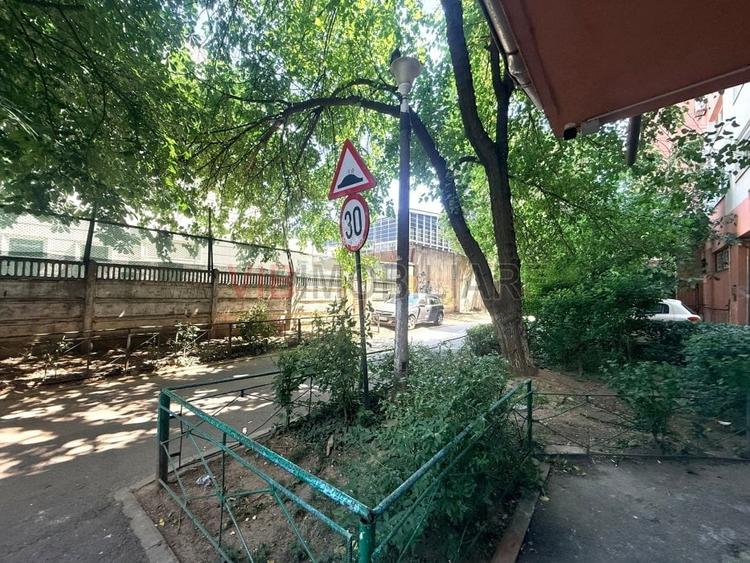Apartament cu 3 camere semidecomandat în Lizeanu