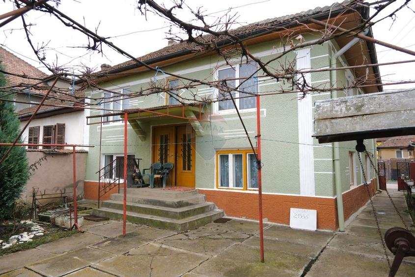 Casă individuală cu 4 camere cu Canalizare în Central