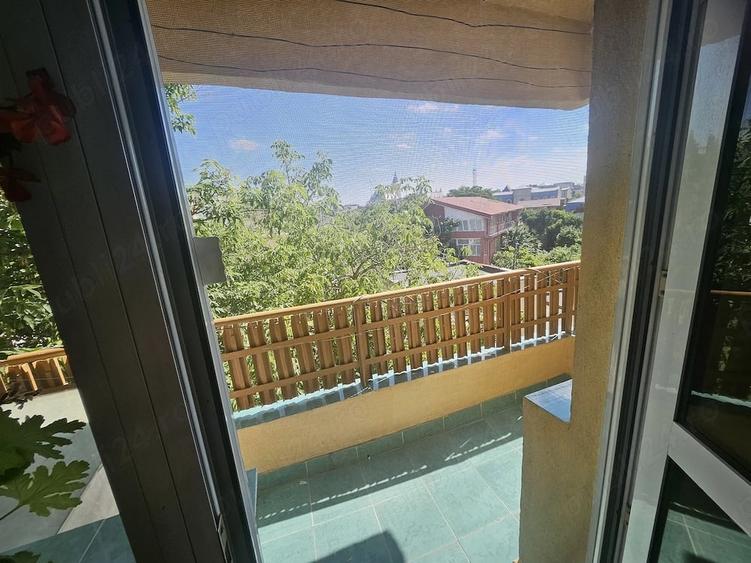 Apartament cu 3 camere semidecomandat în Obor