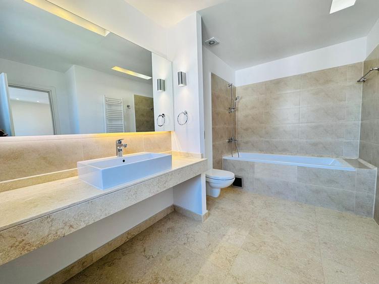 Duplex cu 11 camere cu Canalizare în Central