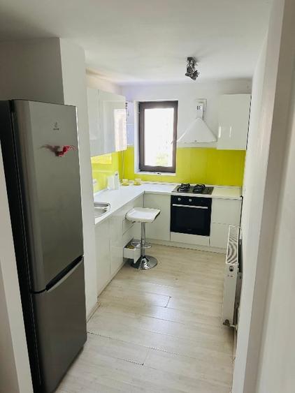 Apartament cu 3 camere semidecomandat, mobilat în Drumul Taberei