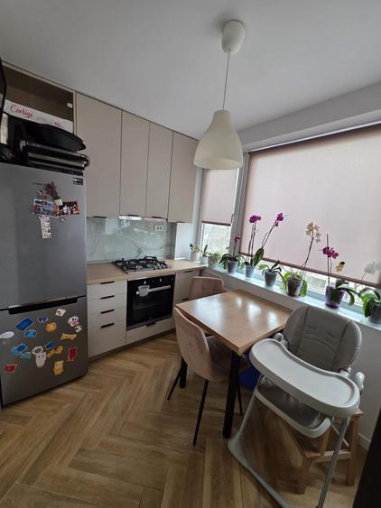 Apartament cu 3 camere semidecomandat, mobilat în Obor