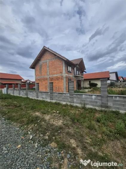 Casă cu 5 camere cu Teren 500 Mp în Central