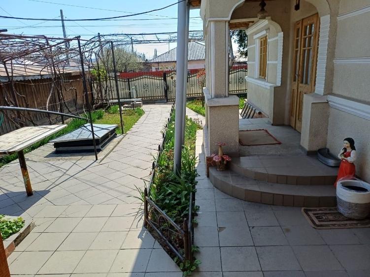 Casă individuală cu 3 camere cu Canalizare în Est