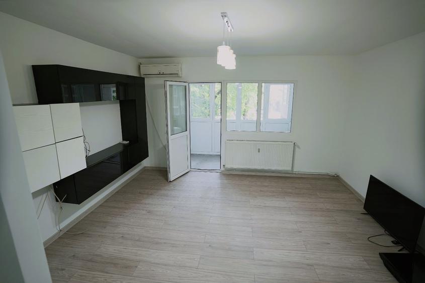 Apartament cu 3 camere decomandat în Drumul Taberei