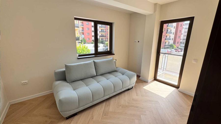 Apartament cu 3 camere semidecomandat în Florești