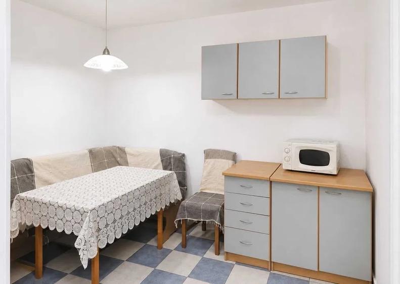 Apartament cu 3 camere semidecomandat, mobilat în P-ța Romană