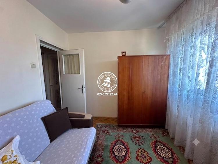 Apartament cu 3 camere decomandat în Podu Roș