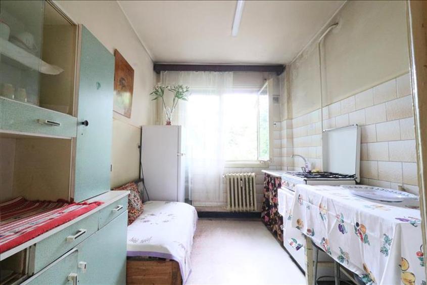 Apartament cu 3 camere decomandat în Podu Roș