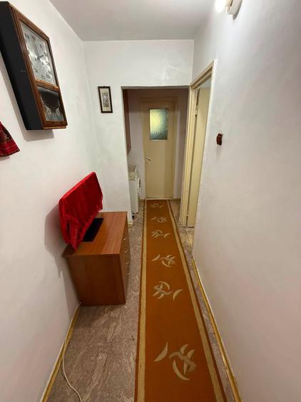 Apartament cu 4 camere semidecomandat în Rovine
