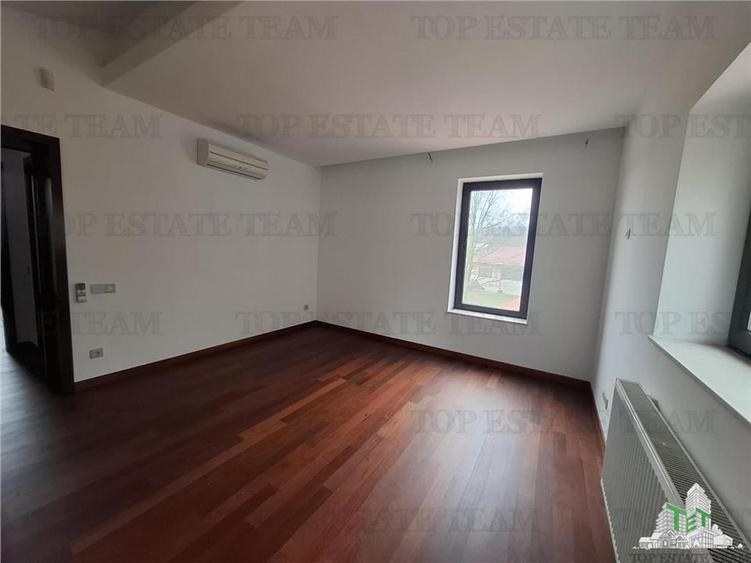 Casă individuală cu 7 camere cu Teren 1000 Mp în Corbeanca