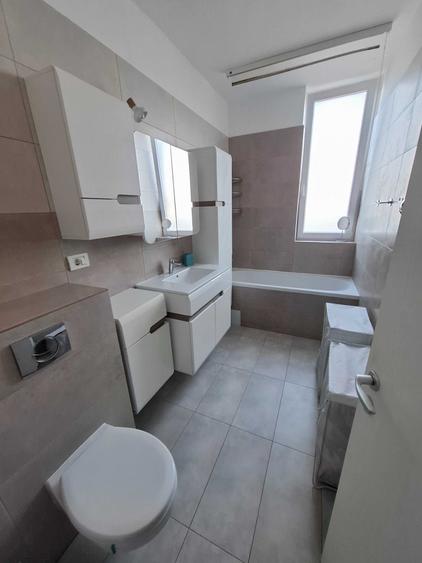 Apartament cu 3 camere decomandat în Exterior Vest