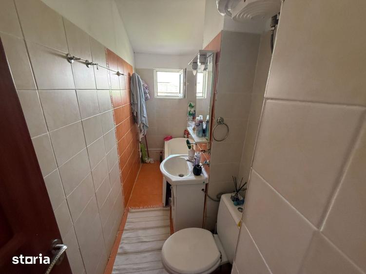 Apartament cu 3 camere semidecomandat, mobilat în Km 4