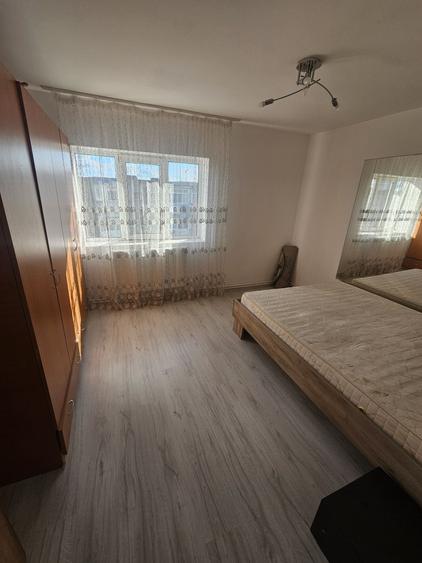 Apartament cu 3 camere decomandat în Uiești