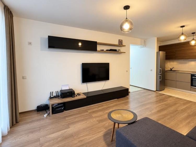 Apartament cu 2 camere decomandat, mobilat în Tractorul