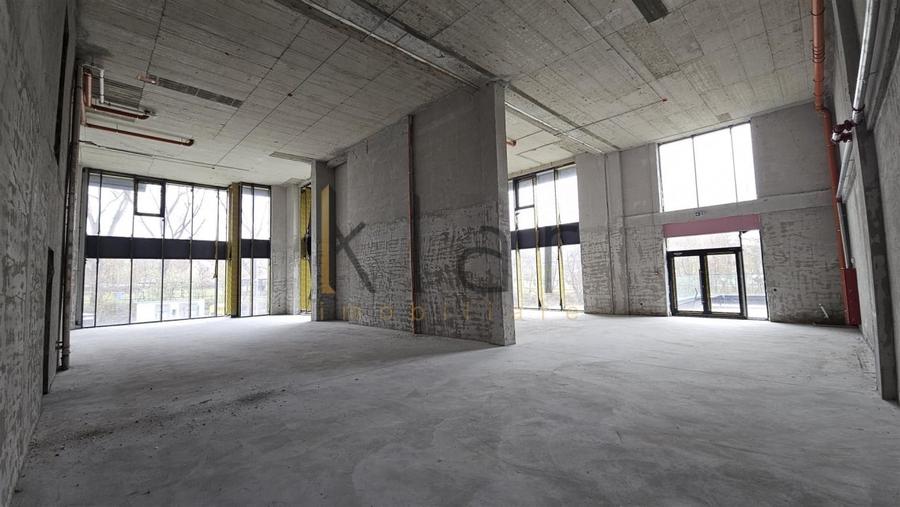 Spațiu comercial, de 358.60000610352 mp, în Sopor