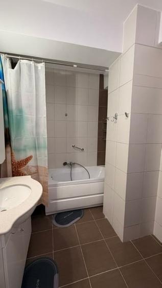 Apartament cu 3 camere semidecomandat în Moșilor