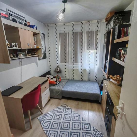 Apartament cu 3 camere semidecomandat în Exterior Vest