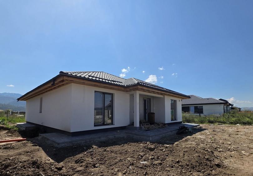 Casă individuală cu 4 camere cu Canalizare în Cristian