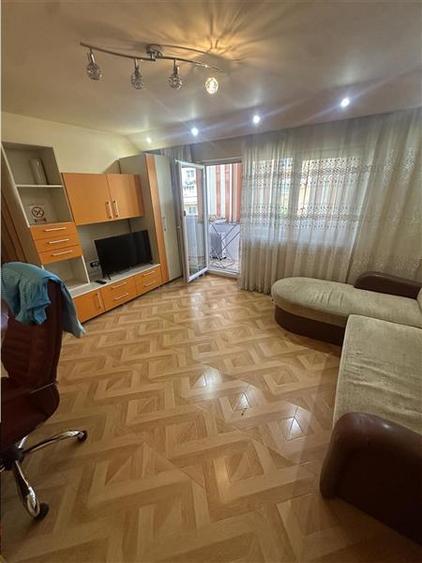 Apartament cu 3 camere semidecomandat, mobilat în Aradului