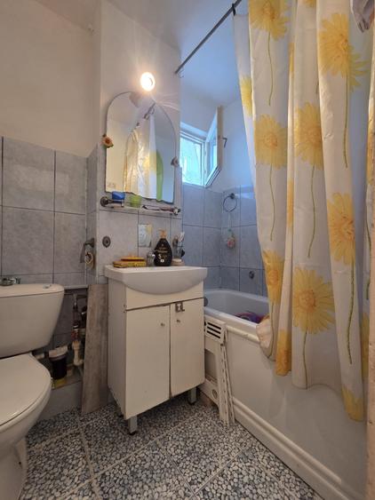 Apartament cu 3 camere semidecomandat în Micro 40