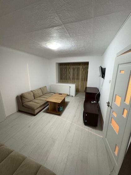Apartament cu 2 camere semidecomandat în Craiovei