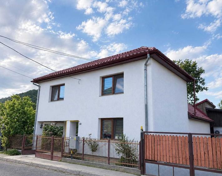 Casă cu 4 camere în Central