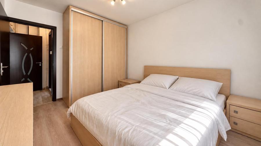 Apartament cu 3 camere semidecomandat, mobilat în Mihai Bravu