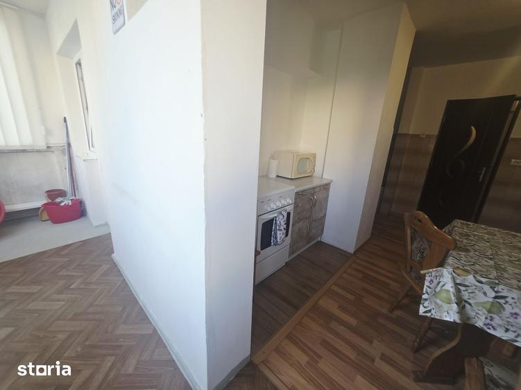 Apartament cu 3 camere decomandat în Tractorul