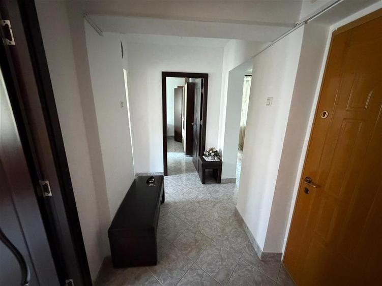 Apartament cu 3 camere decomandat, mobilat în Sud