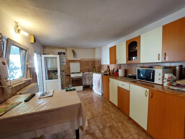 Casă individuală cu 3 camere cu Canalizare în Tomis II
