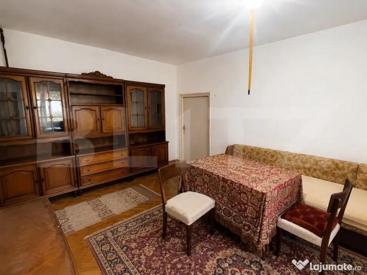 Casă cu 7 camere cu Teren 981 Mp în Central