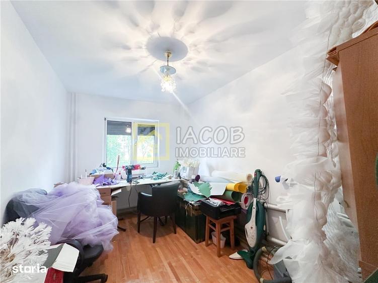 Apartament cu 3 camere decomandat în Milcov