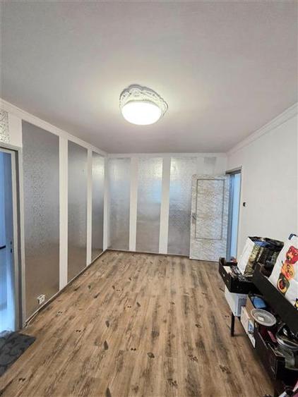 Apartament cu 3 camere semidecomandat în Groapa