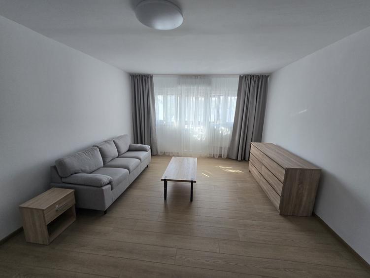 Apartament cu 3 camere semidecomandat în Sud