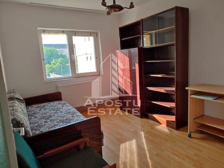 Apartament cu 3 camere decomandat, mobilat în Lipovei