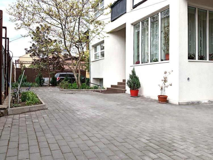 Casă individuală cu 10 camere cu Garaj în Cetate