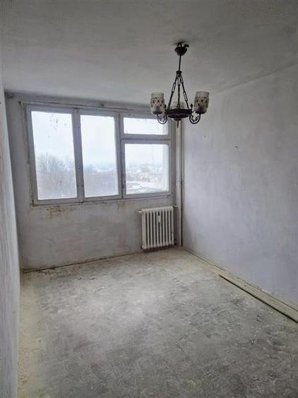 Apartament cu 3 camere semidecomandat în Giurgiului