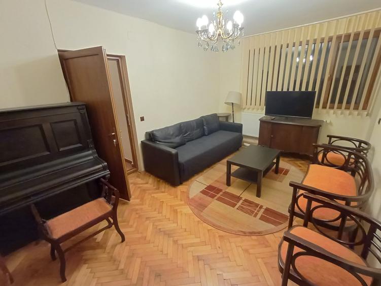 Apartament cu 3 camere semidecomandat, mobilat în Tineretului