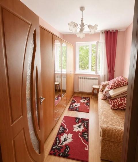 Apartament cu 3 camere semidecomandat în Craiovița Nouă