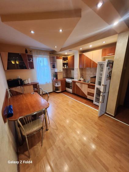 Apartament cu 3 camere decomandat în Tudor