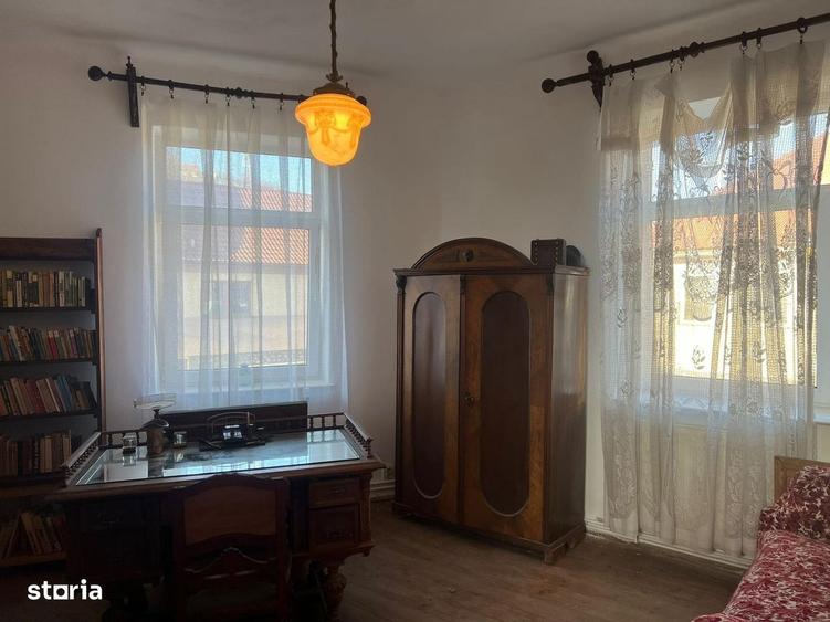 Casă cu 4 camere cu Canalizare în Central