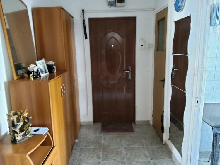 Apartament cu 3 camere decomandat în Giurgiului