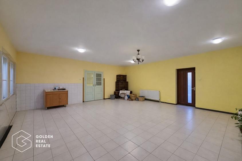 Casă individuală cu 9 camere cu Canalizare în Central